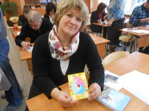 DSCN3848 слушательница с открыткой